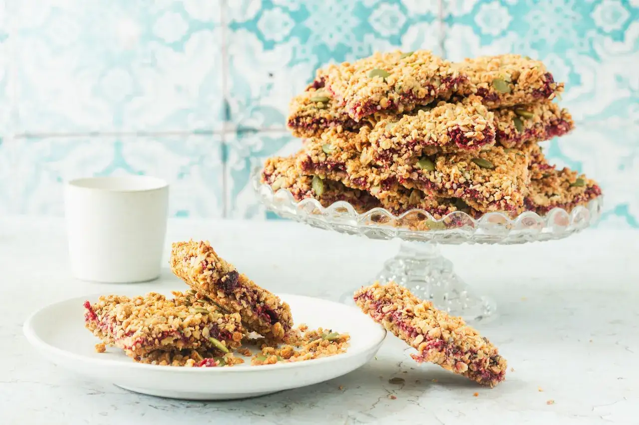 Ciasto krajanka z marmoladą, idealne na szybki deser. Przepis na te pyszne batoniki z pewnością zachwyci każdego.