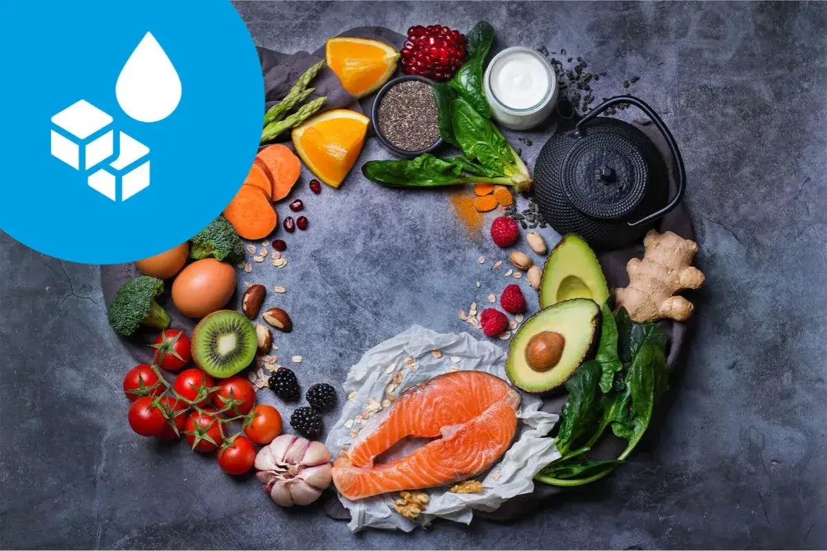 Zdrowa żywność ułożona w okrąg: łosoś, awokado, szpinak, imbir, maliny, orzechy, jogurt, pomidory, kiwi, jajka, brokuły, bataty, pomarańcze, granat, czosnek, nasiona chia. Indeks glikemiczny a ładunek glikemiczny.