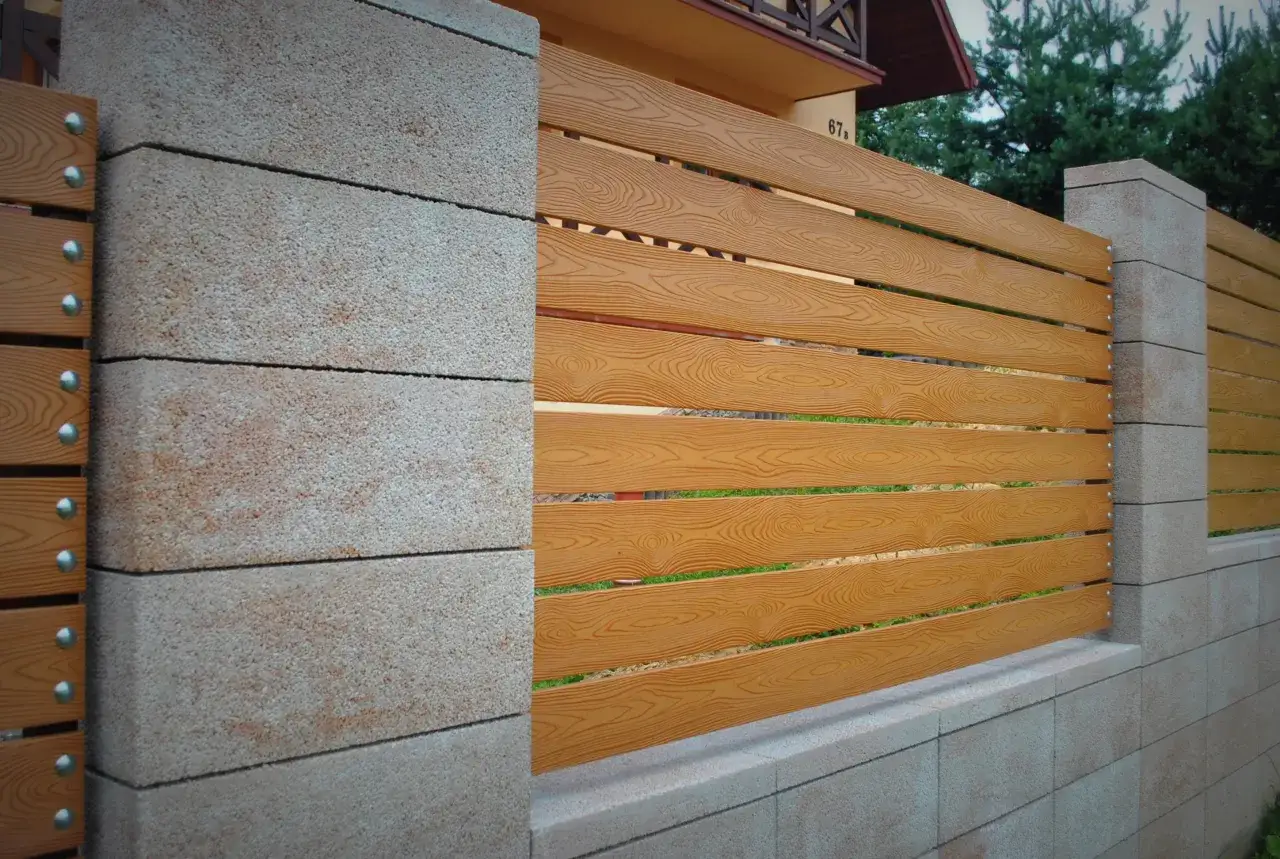 Panele drewniane na ogrodzeniu betonowym