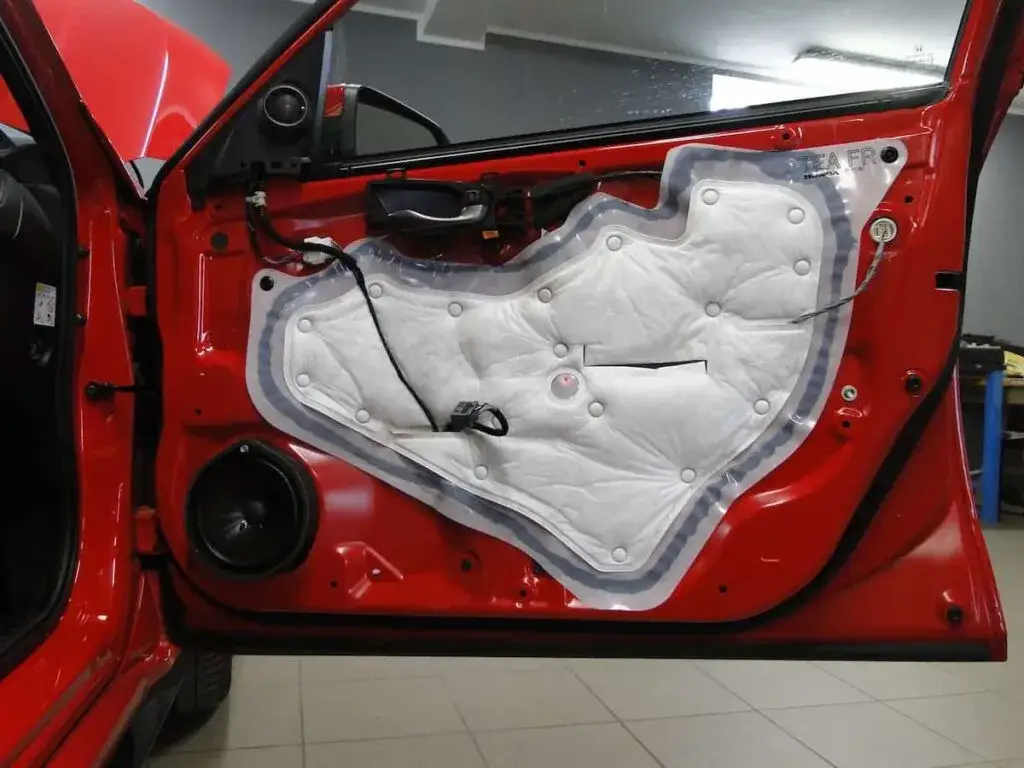 wyciszanie samochodu DIY vs warsztat