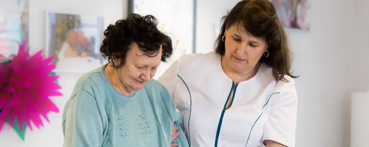 lekarz rodzinny z pacjentem, pielęgniarka w opiece domowej