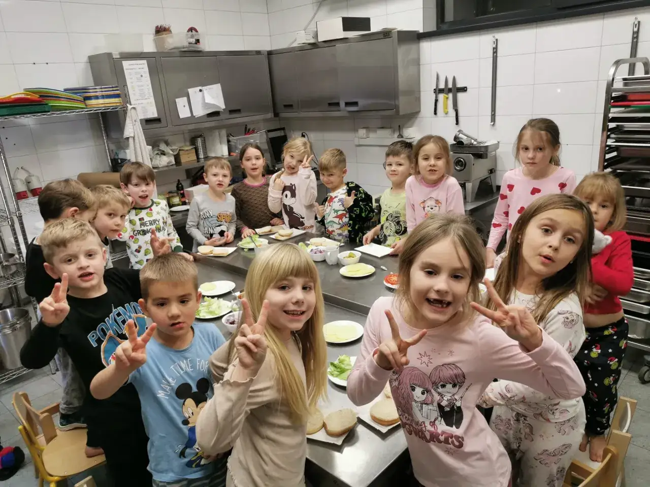 Dzieci w kuchni, przygotowujące kanapki. Czy zerówka to przedszkole? Tu uczą się gotować!