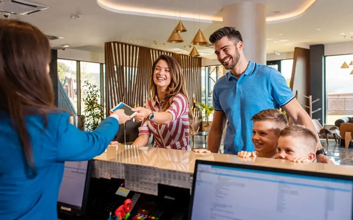 Osoba porównująca oferty noclegów na komputerze