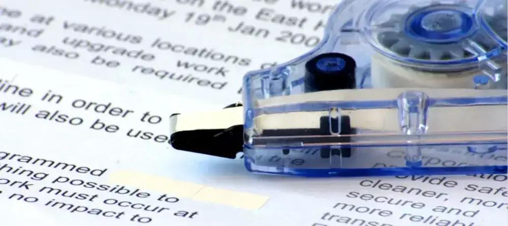 Jak usunąć korektor biurowy z ubrania