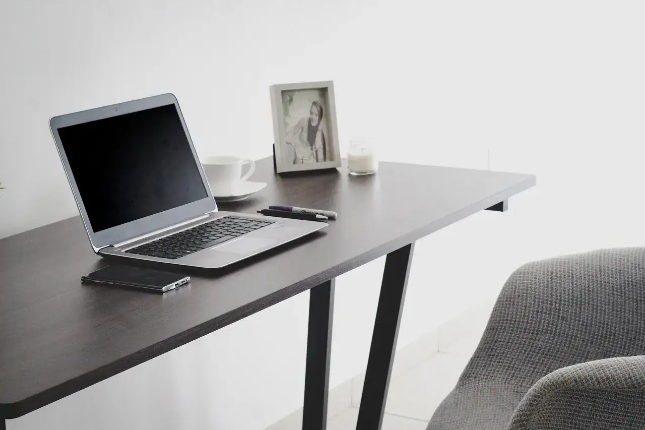 ergonomiczne miejsce do nauki zdalnej biurko