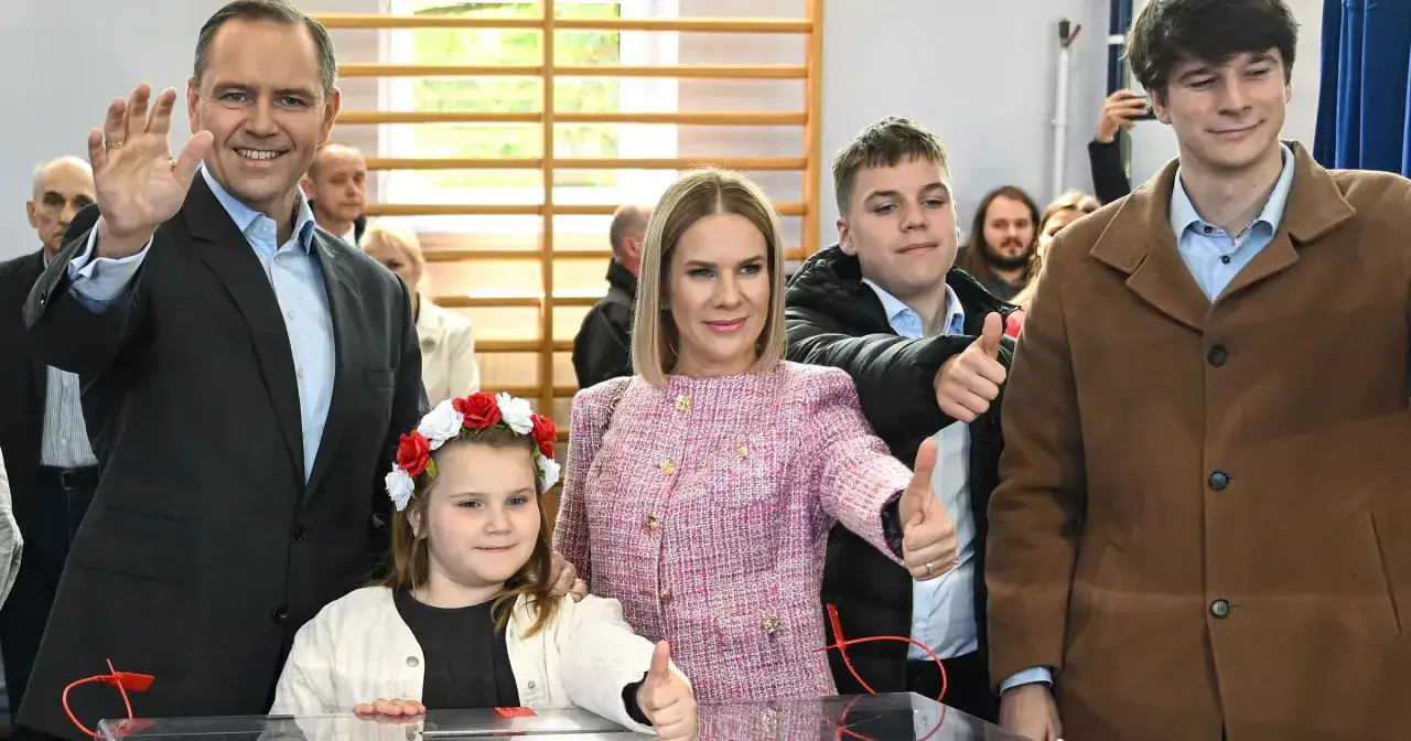 Karol Nawrocki z rodziną, w tym z młodszym synem, który wygląda na ok. 15 lat, oddaje głos.