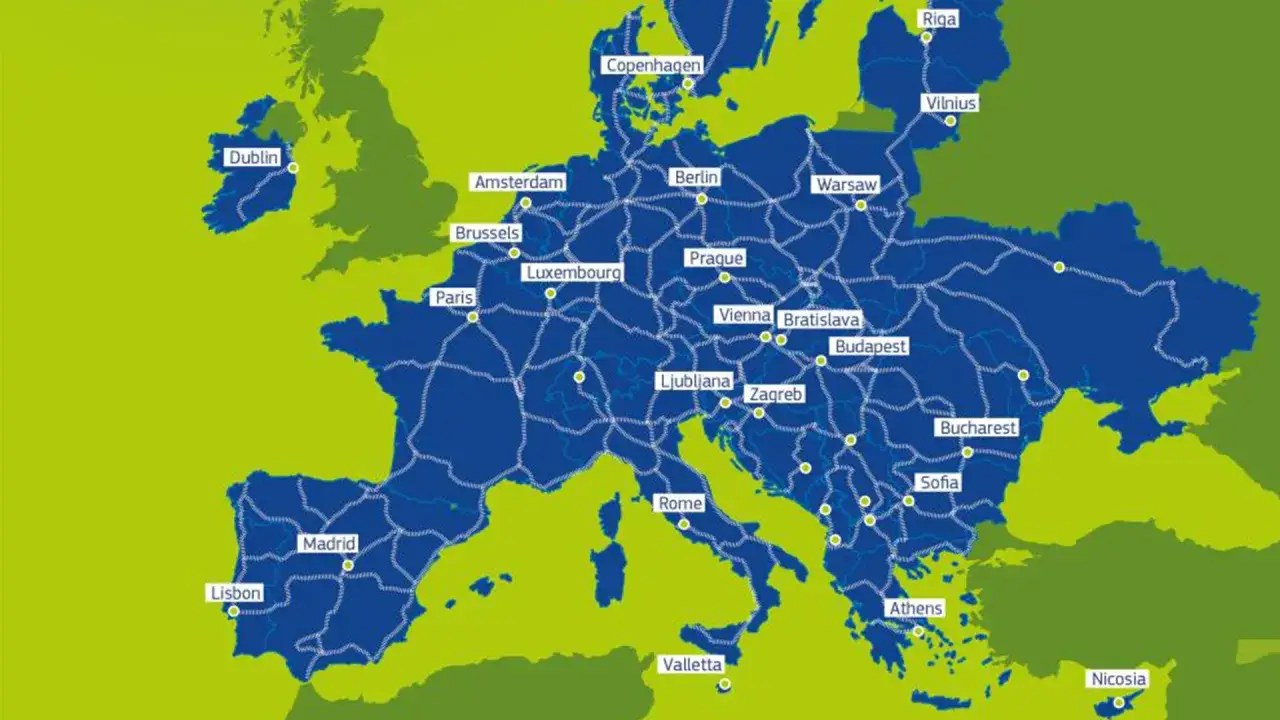 Mapa Europy z zaznaczonymi trasami. Gdzie leży Warszawa? Między Berlinem a Wilnem, na wschód od Pragi.