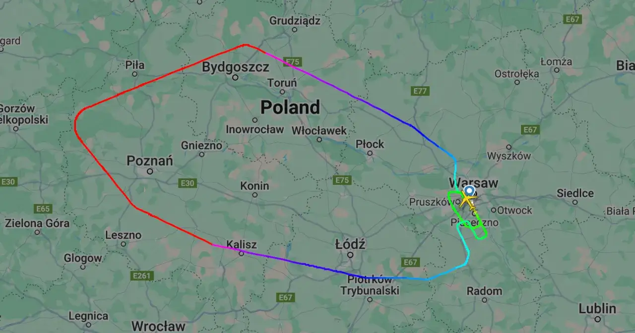 Samolot LOT Dreamliner w locie