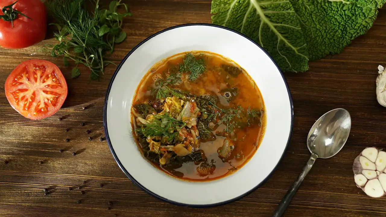 Aksamitny kapuśniak z pomidorami i koperkiem. Czy do kapuśniaku dodaje się majeranek? Tutaj widać świeże zioła i czosnek.