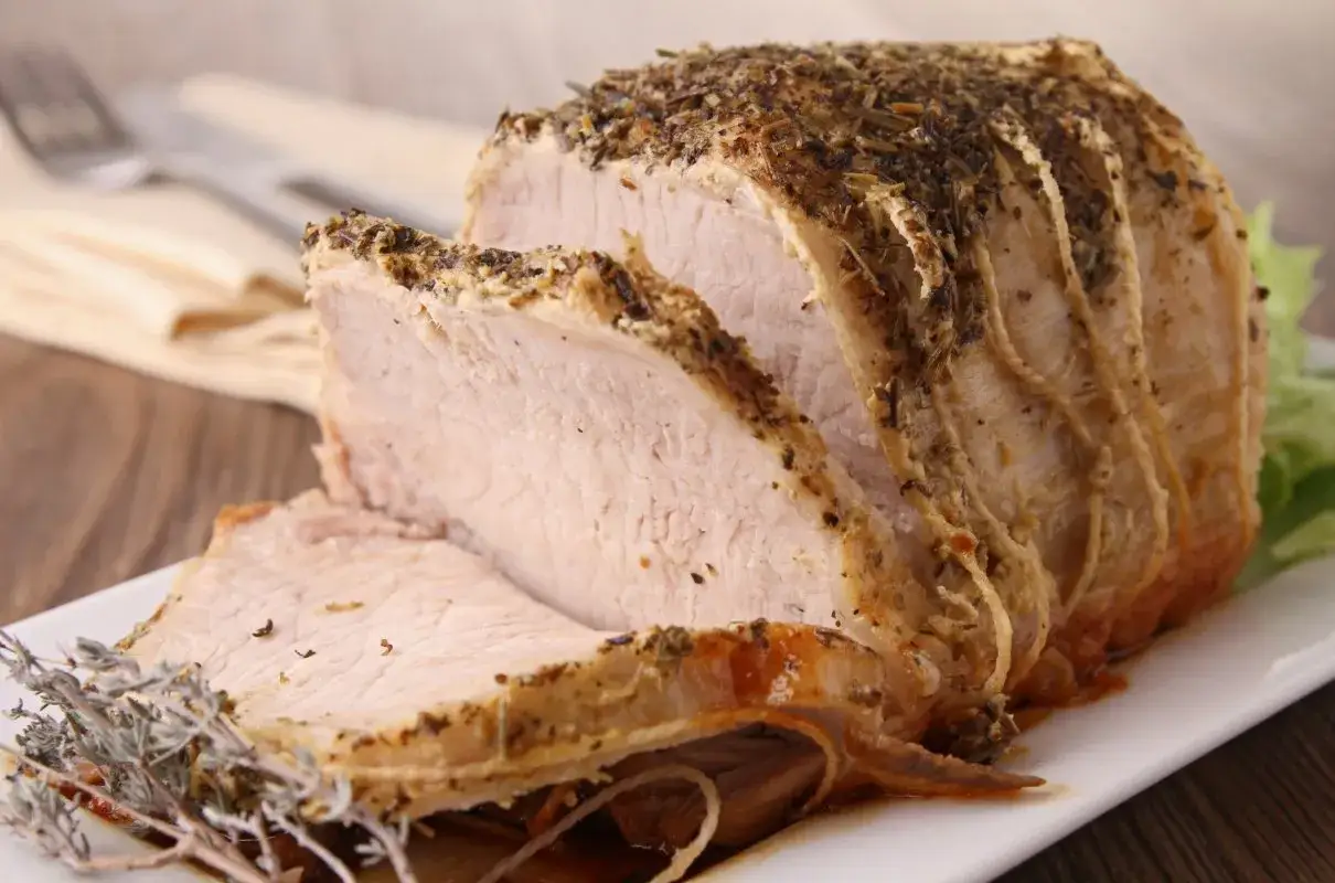 Soczysty schab pieczony w rękawie, pokrojony w plastry. Ile czasu piec schab w rękawie, by nie wyszedł wiór? Idealny na obiad.