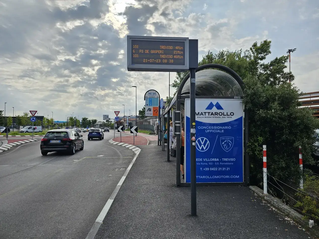 Przystanek autobusowy przy port lotniczy Treviso. Tablica informuje o odjazdach autobusów.