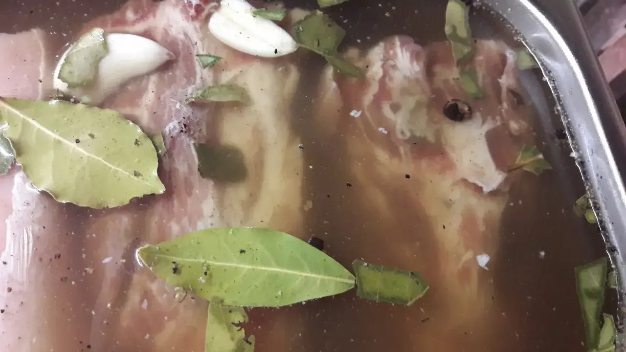 Mięso w zalewie do mięsa z liśćmi laurowymi i czosnkiem.