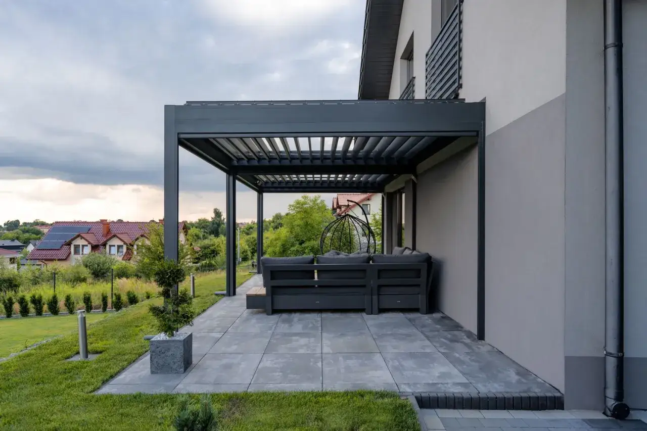 pergola tarasowa przyścienna montaż