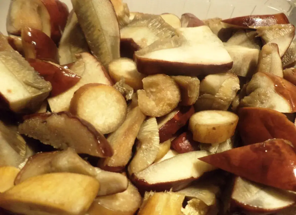 Pokrojone mrożone grzyby, gotowe do przyrządzenia. Idealne do sosów i zup.