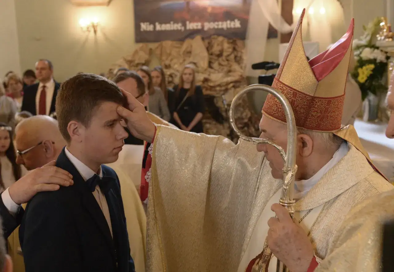 Biskup namaszcza młodego chłopca, który wybrał nietypowe imiona do bierzmowania.
