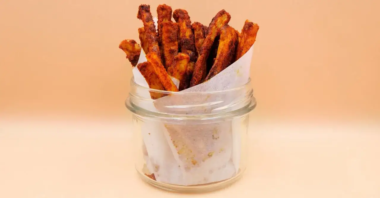 Pikantne frytki z piekarnika, idealne do chrupania. Prosty sposób, jak zrobić frytki z piekarnika, by były pyszne i zdrowe.