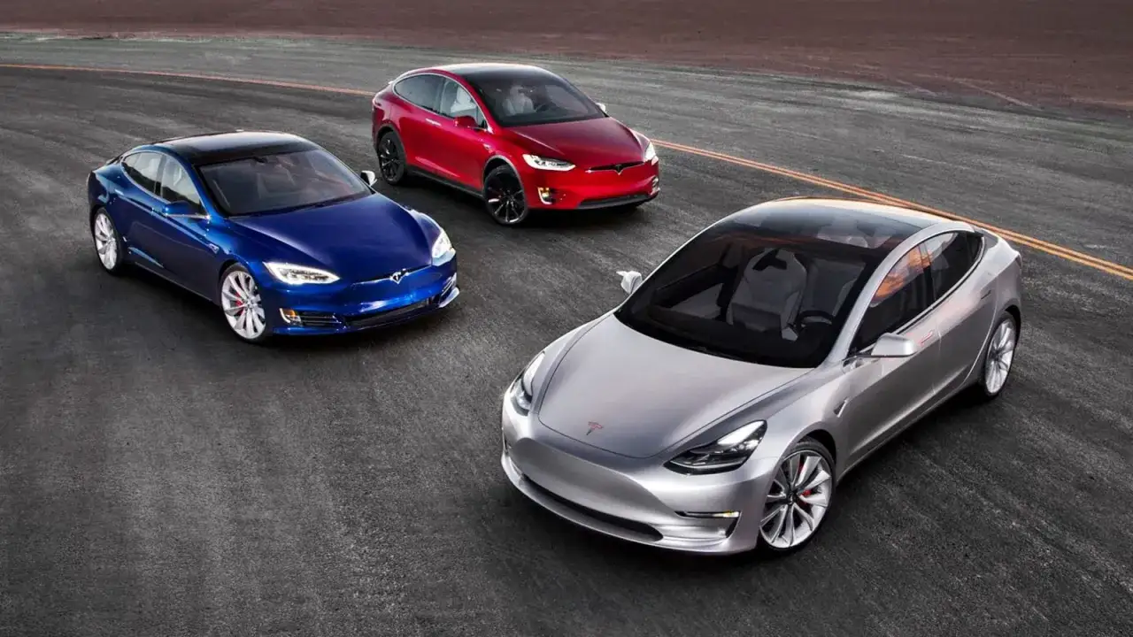 różne modele Tesli w ruchu