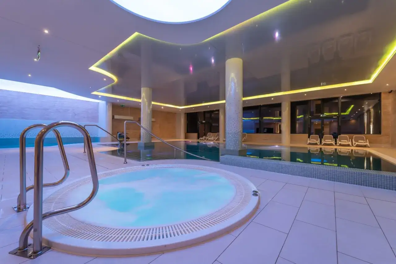 Relaks w hotelu Vestina Międzyzdroje: jacuzzi i basen w nowoczesnym SPA.