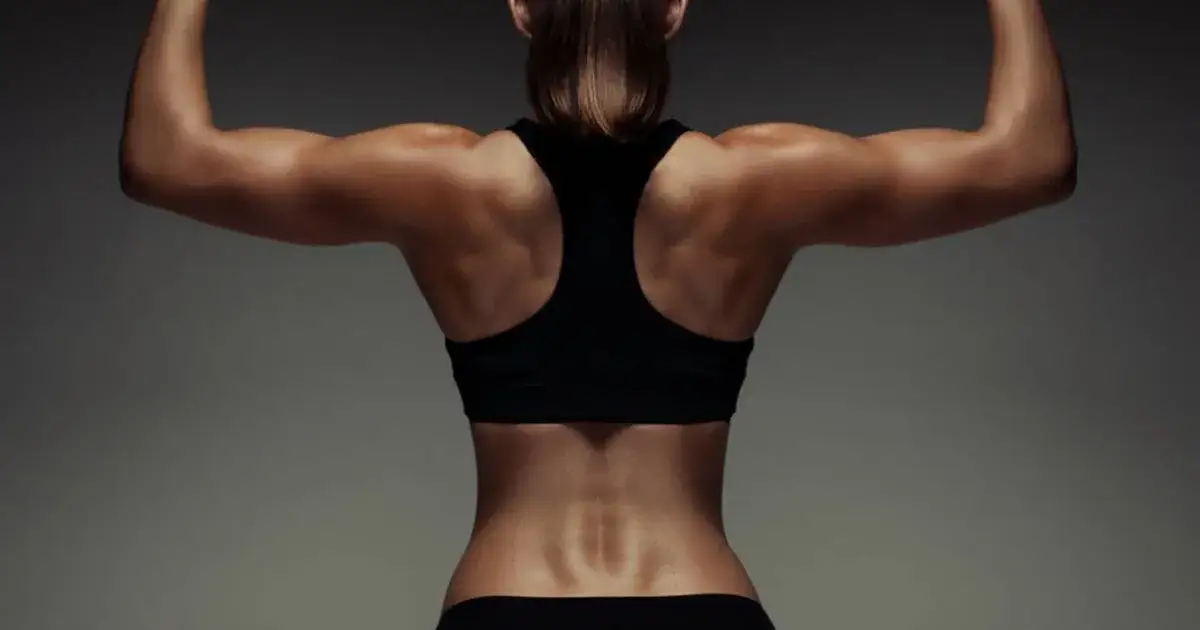 trening siłowy kobieta pośladki barki