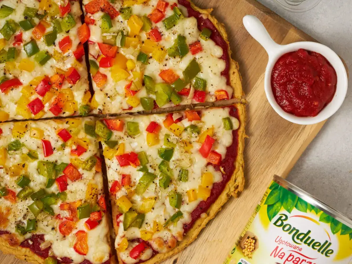 Kolorowa pizza bezglutenowa z papryką i serem. Idealny przepis na pizzę bezglutenową dla całej rodziny.