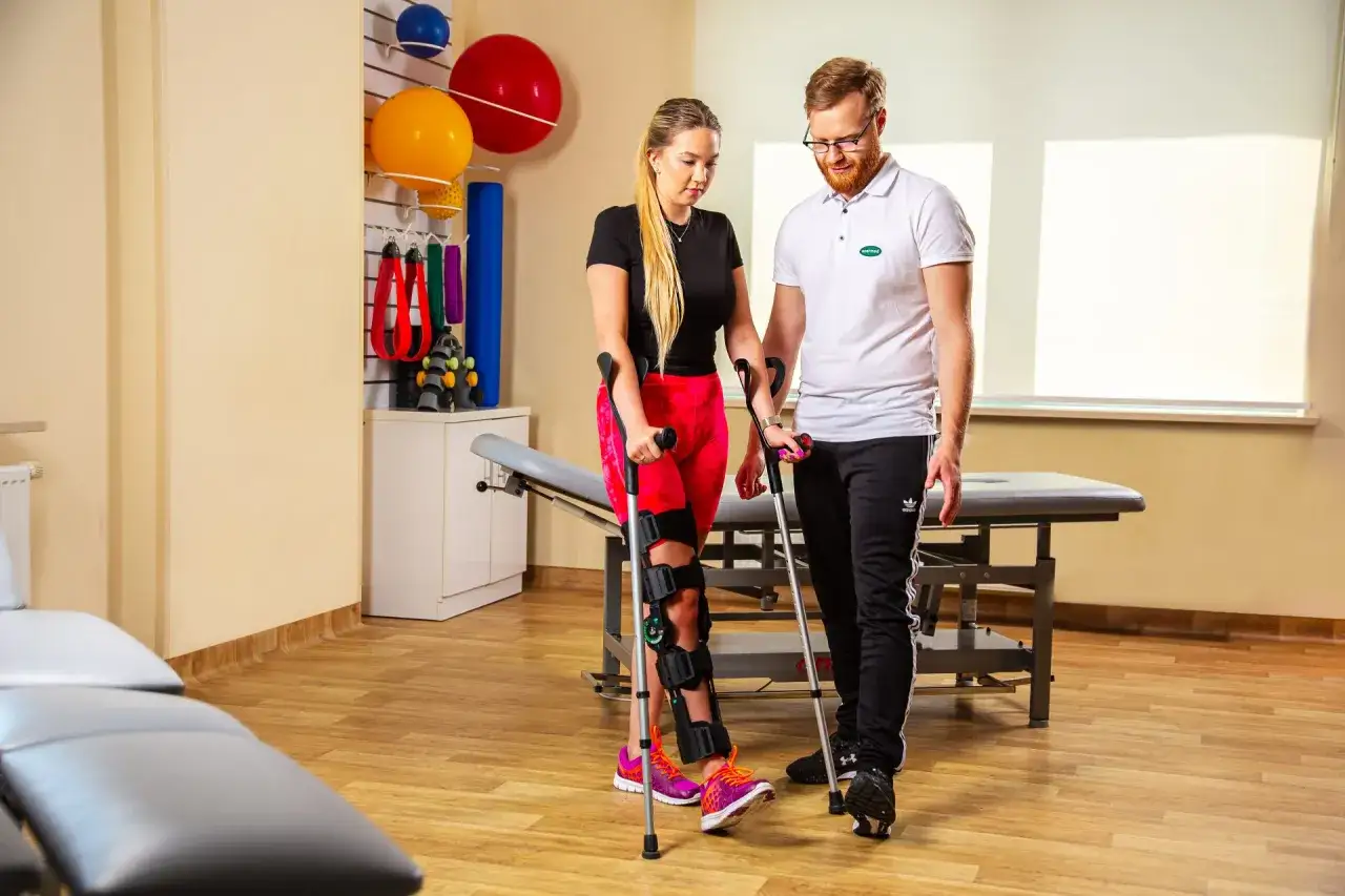 Pacjent po operacji ortopedycznej rehabilitacja