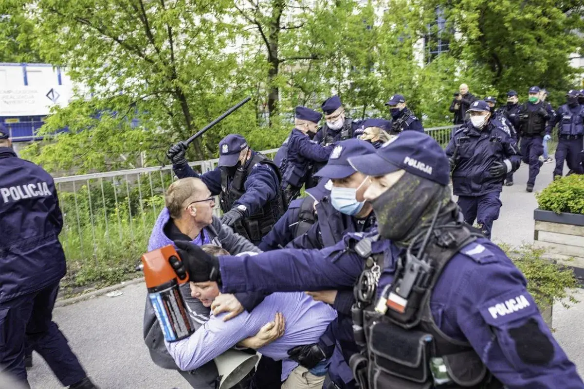 Policjant w mundurze z tarczą i pałką