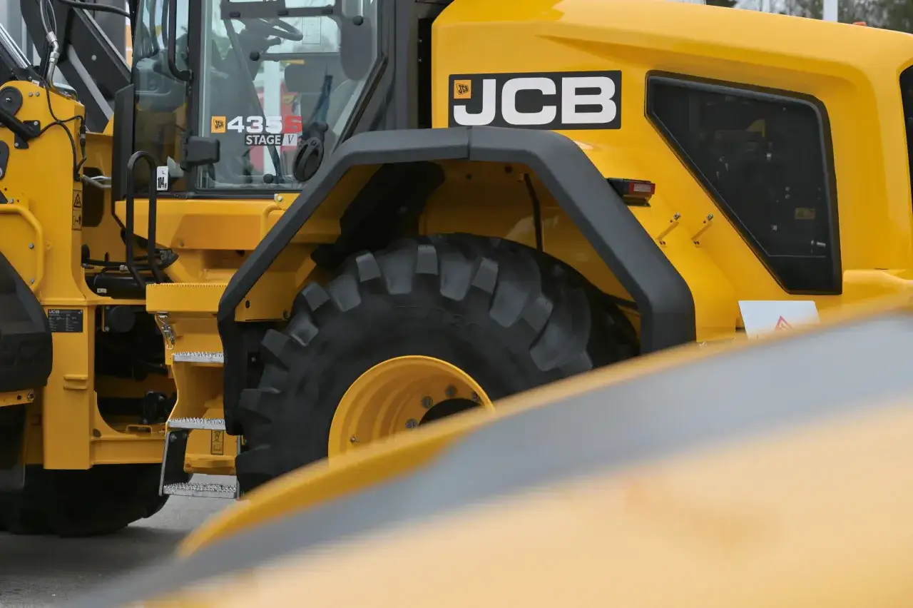 Żółta koparka JCB 435S Stage V. Zastanawiasz się, ile waży koparka JCB? Ta maszyna to potężne narzędzie budowlane.