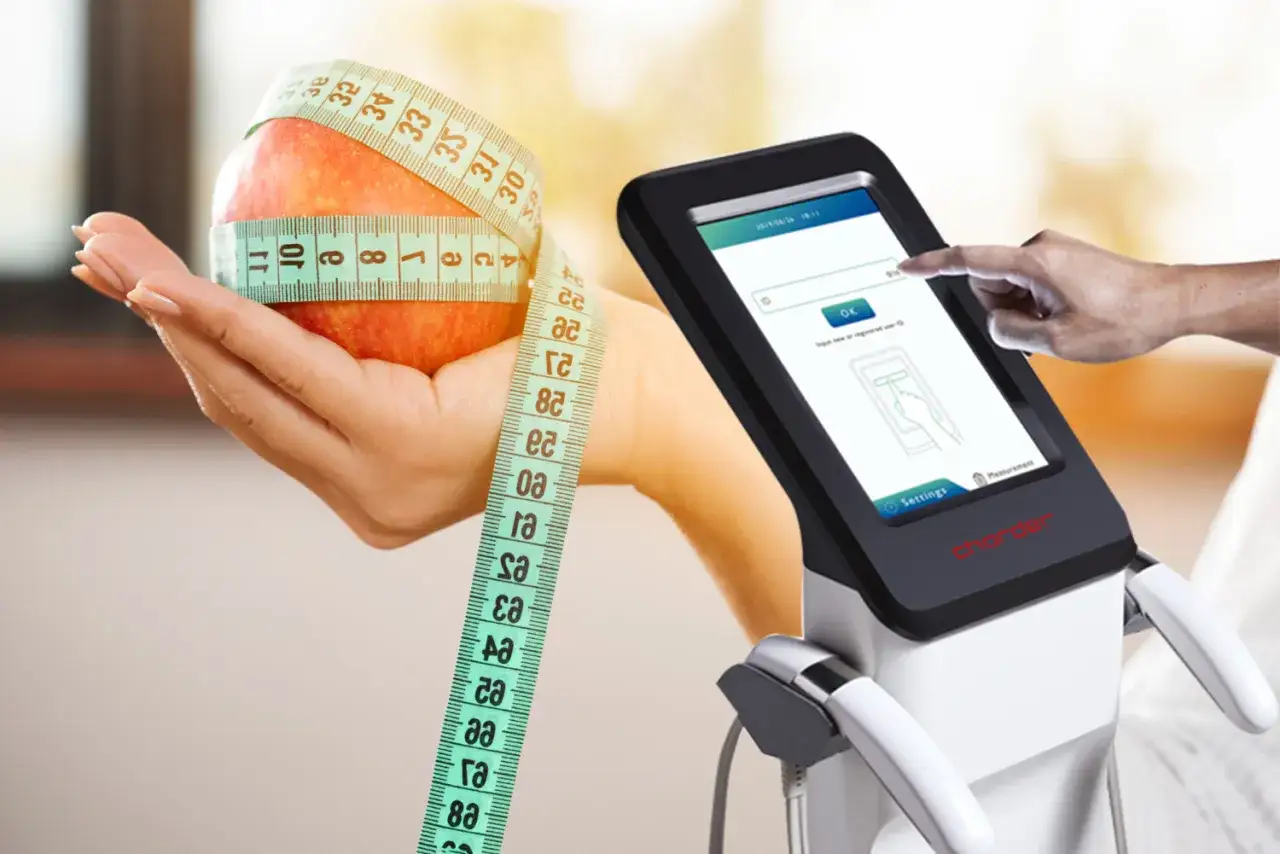 Osoba mierząca tkankę tłuszczową i osoba podnosząca ciężary