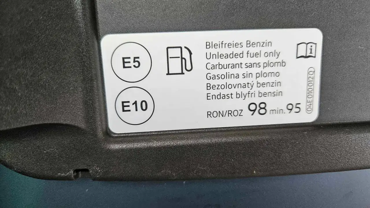 Naklejka informuje, jakie paliwo do skutera: E5 lub E10, z minimalną liczbą oktanową 95.