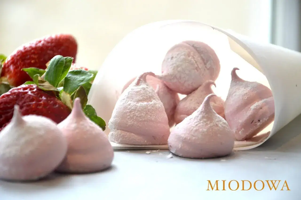 R&oacute;żowe pianki marshmallow, idealne do domowego przepisu, obok świeżych truskawek.