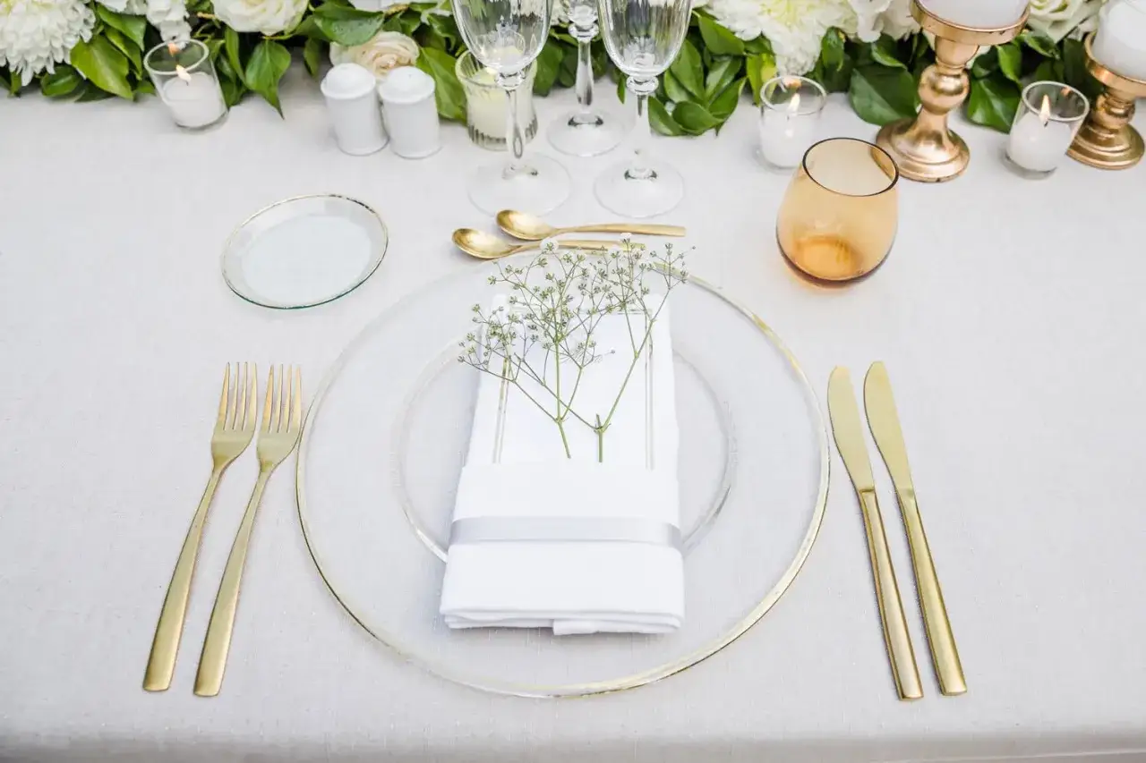 Elegancki st&oacute;ł na chrzciny inspiracje