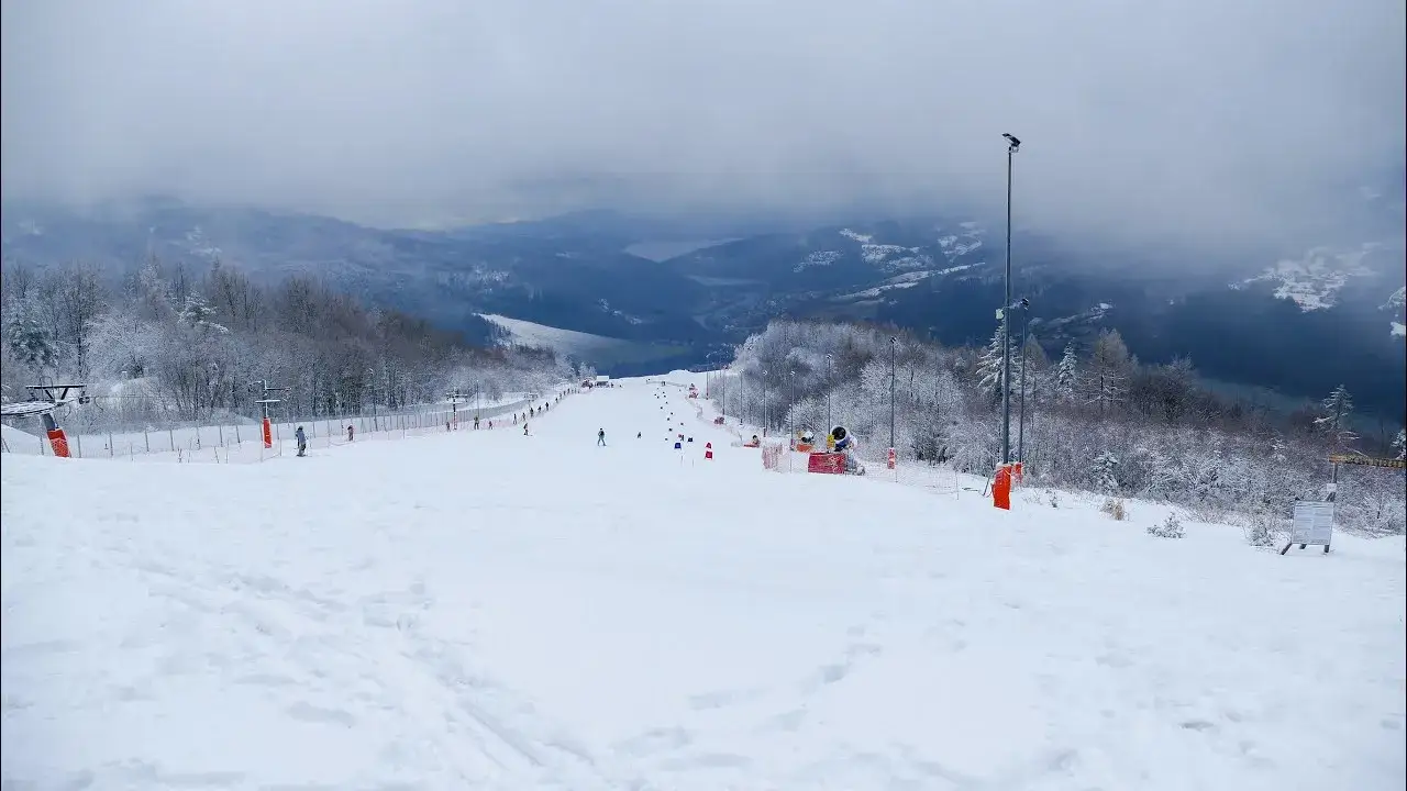 Góra Żar zimą stok narciarski
