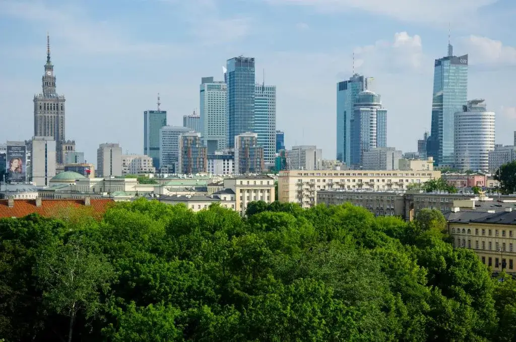 Panorama Warszawy lub Krakowa z widocznymi hotelami