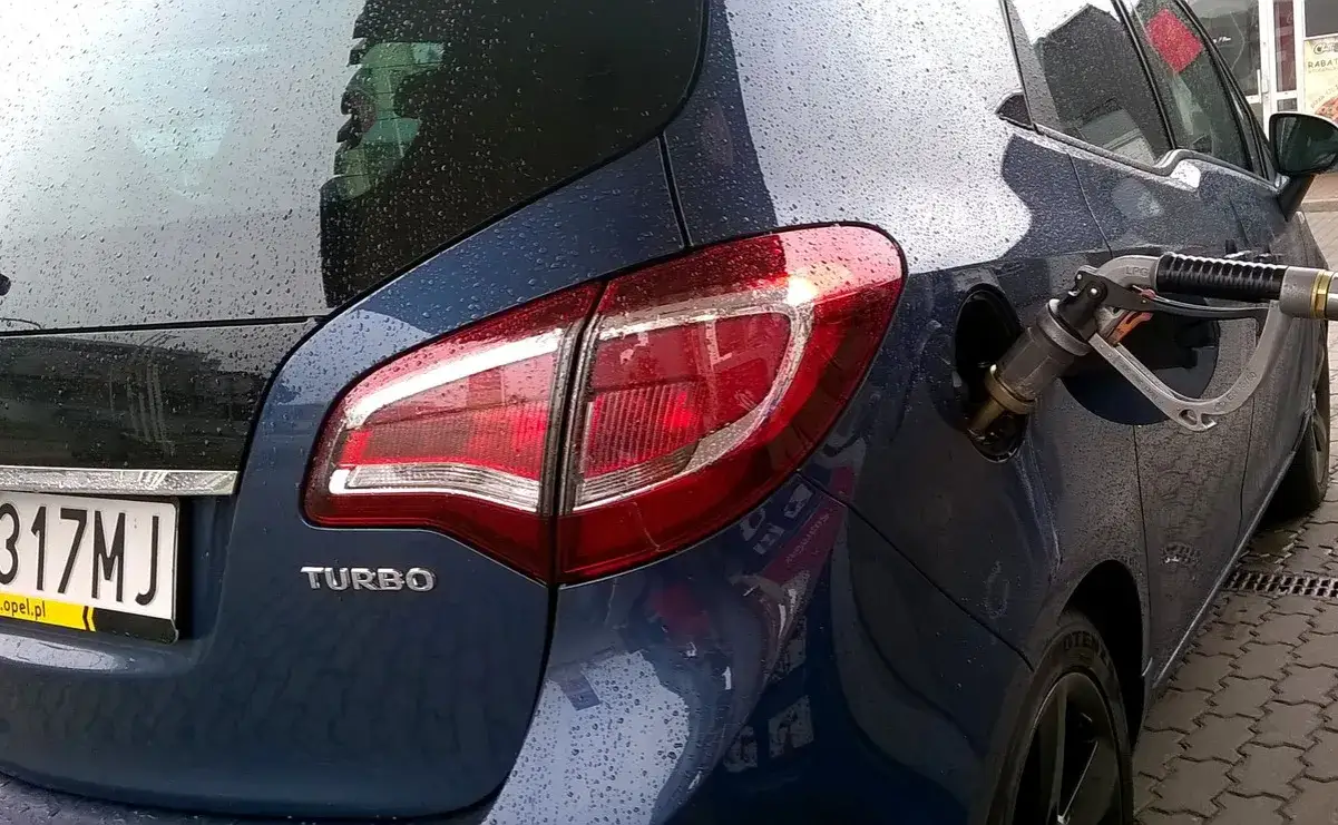 Opel Meriva A na stacji paliw