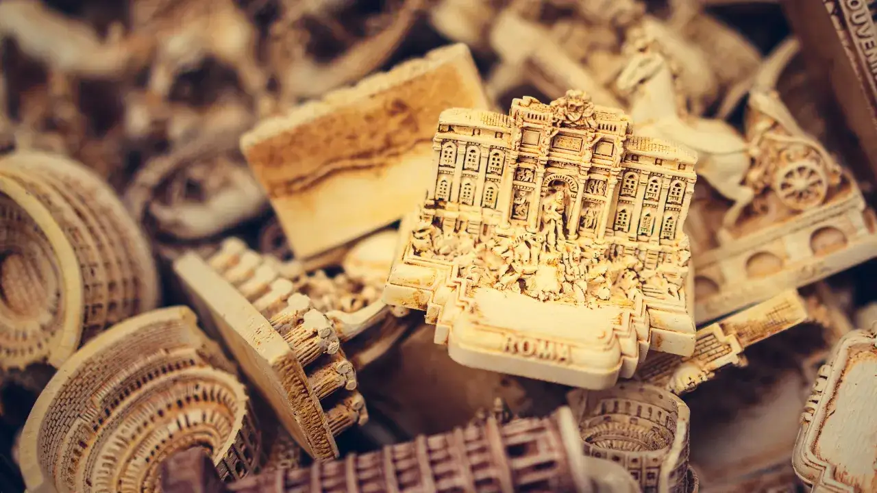 Pamiątki z Rzymu: miniatury Fontanny di Trevi i Koloseum. Idealne, by przypomnieć sobie, co kupić w Rzymie.
