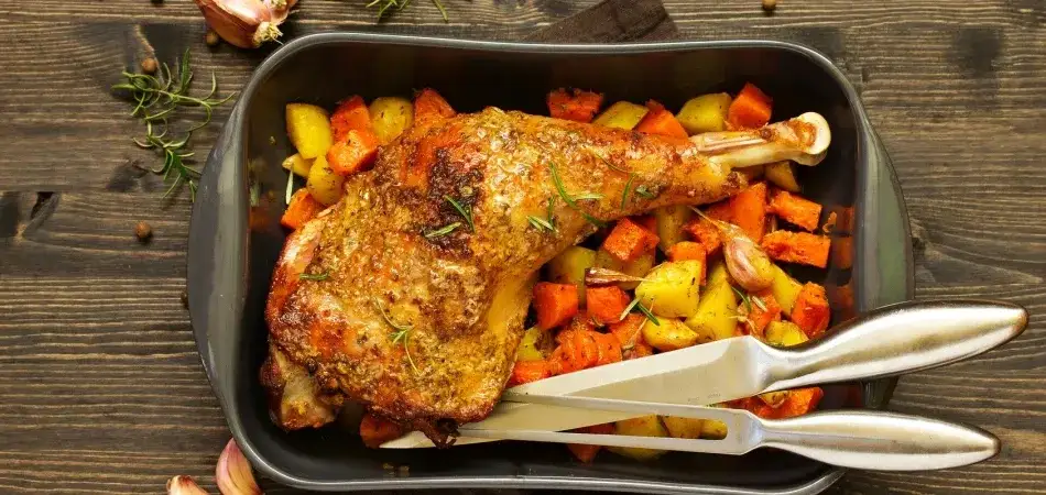 Zdjęcie Jak długo piec udziec z indyka, aby był soczysty i aromatyczny