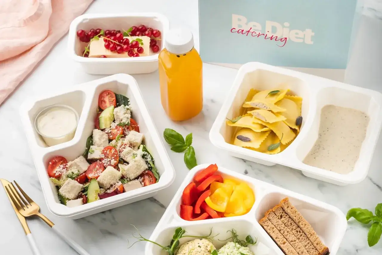 różne diety pudełkowe / osoba wybierająca catering dietetyczny