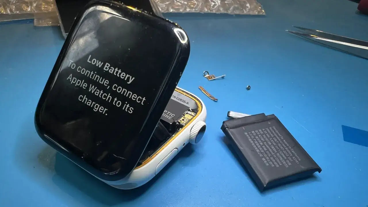Apple Watch 4 wymiana baterii otwarty zegarek
