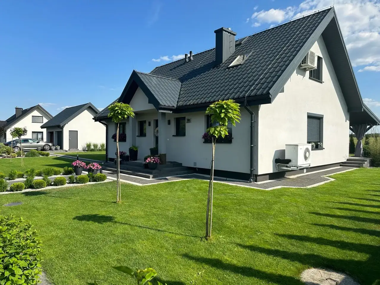 Nowoczesny dom kamilek 100m2 z zadbanym ogrodem i podjazdem.