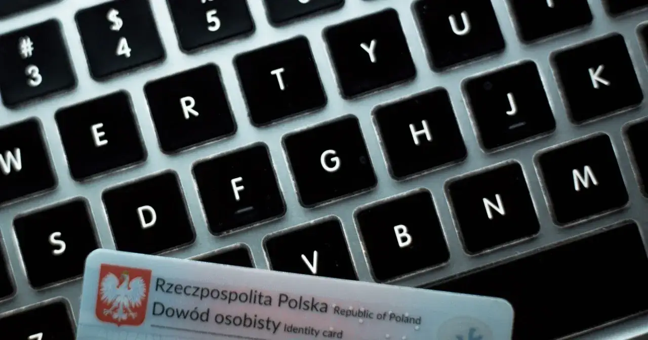 Klawiatura i polski dowód osobisty. Dowiedz się, jak zablokować dowód osobisty online lub telefonicznie.