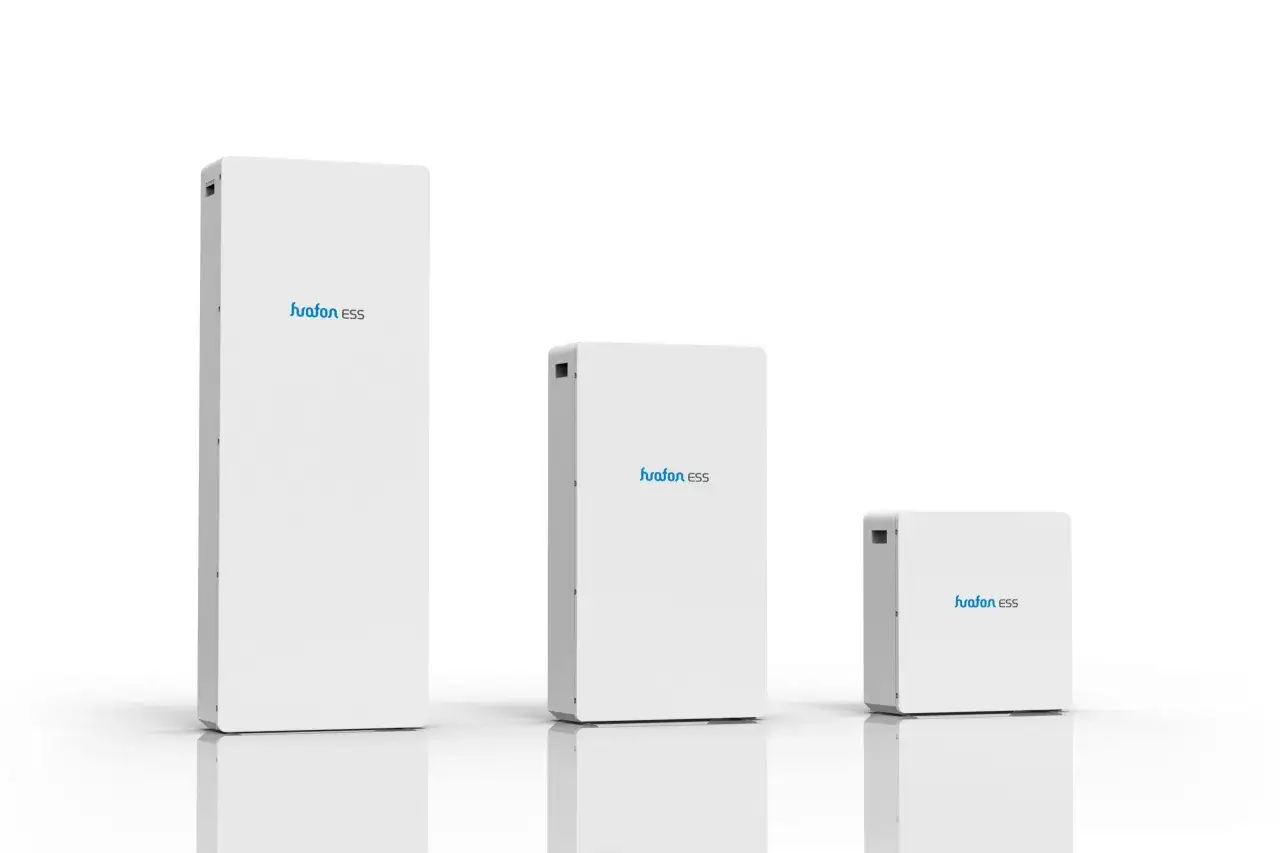 Trzy białe magazyny energii o r&oacute;żnej wielkości, z niebieskim logo 