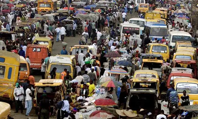 zatłoczona ulica w Lagos Nigeria street life