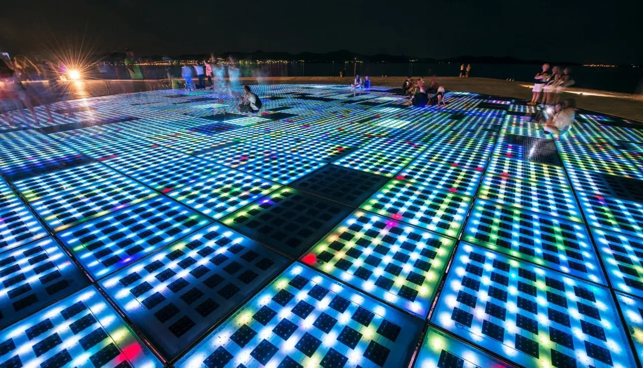 Niesamowita instalacja świetlna na promenadzie w Zadarze. To miejsce, kt&oacute;re koniecznie trzeba zobaczyć, zwłaszcza nocą, gdy rozświetla się tysiącami kolor&oacute;w.