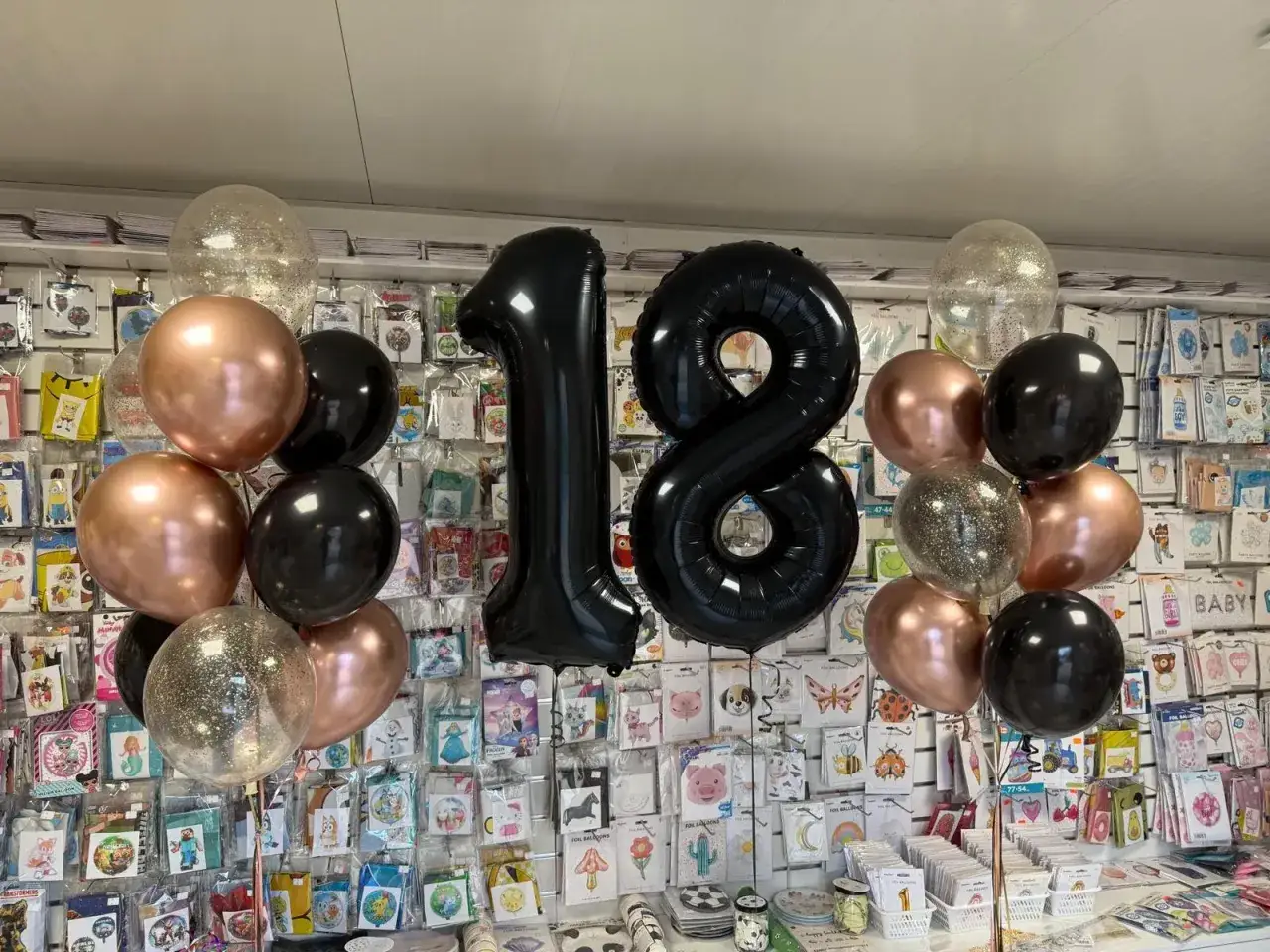 Balony z helem o różnych rozmiarach i kształtach