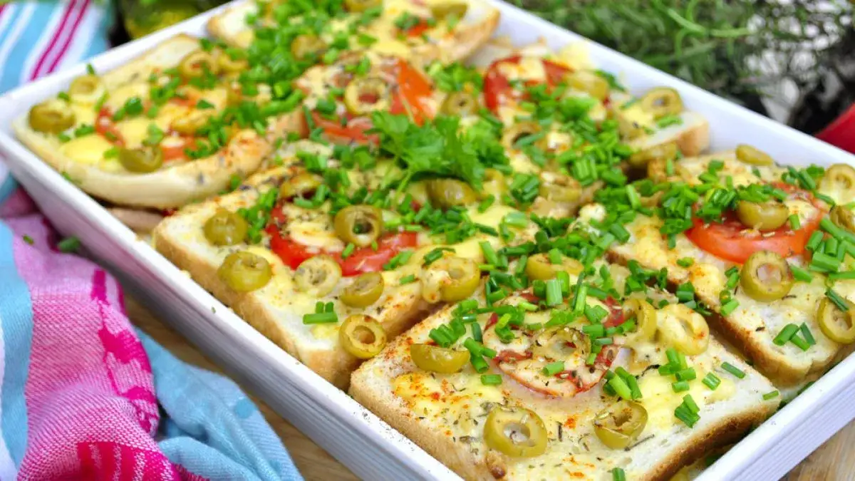 Różne warianty zapiekanki z chleba tostowego