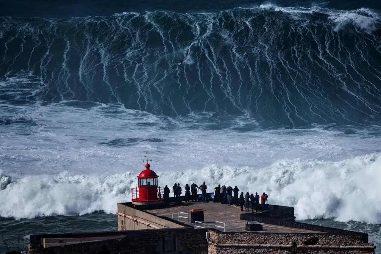 Surfing Portugalia Nazar&eacute; fale