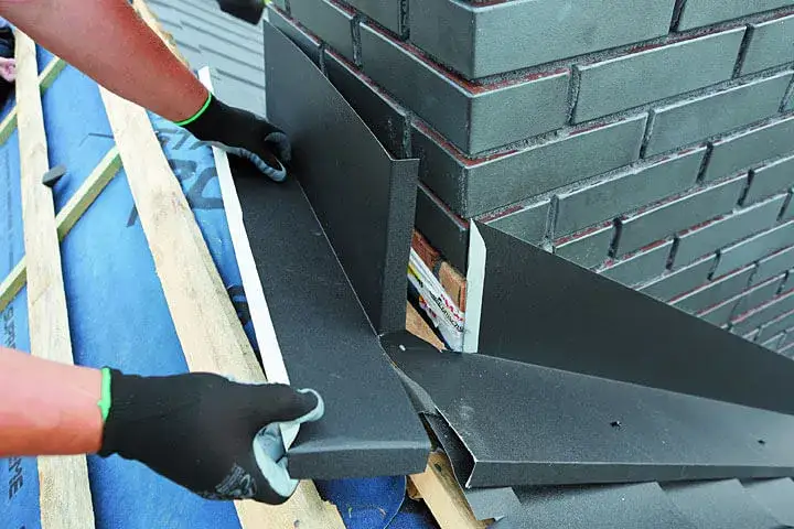 Zdjęcie Jak prawidłowo okuć komin. Kluczowe etapy obróbki blacharskiej komina krok po kroku