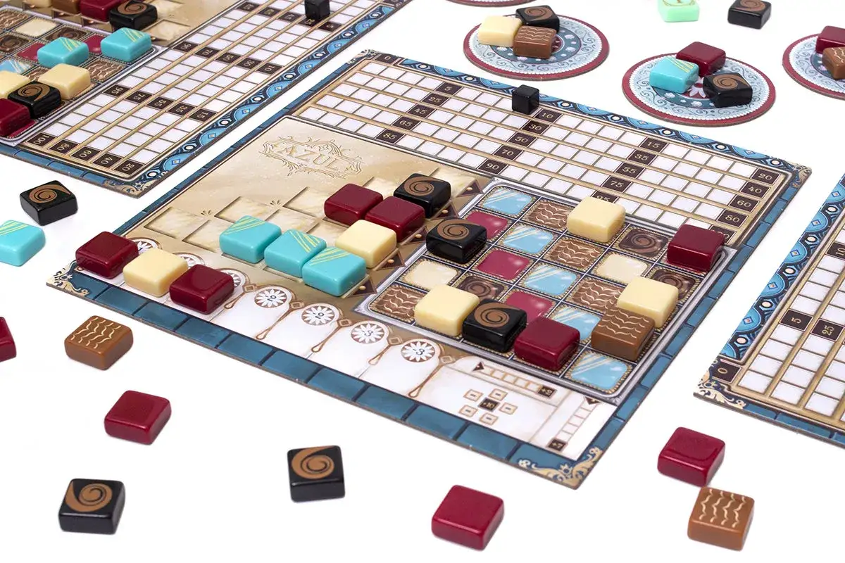 Klocki gry Azul, niczym czekoladki mistrza, tworzą kolorową mozaikę na planszy.