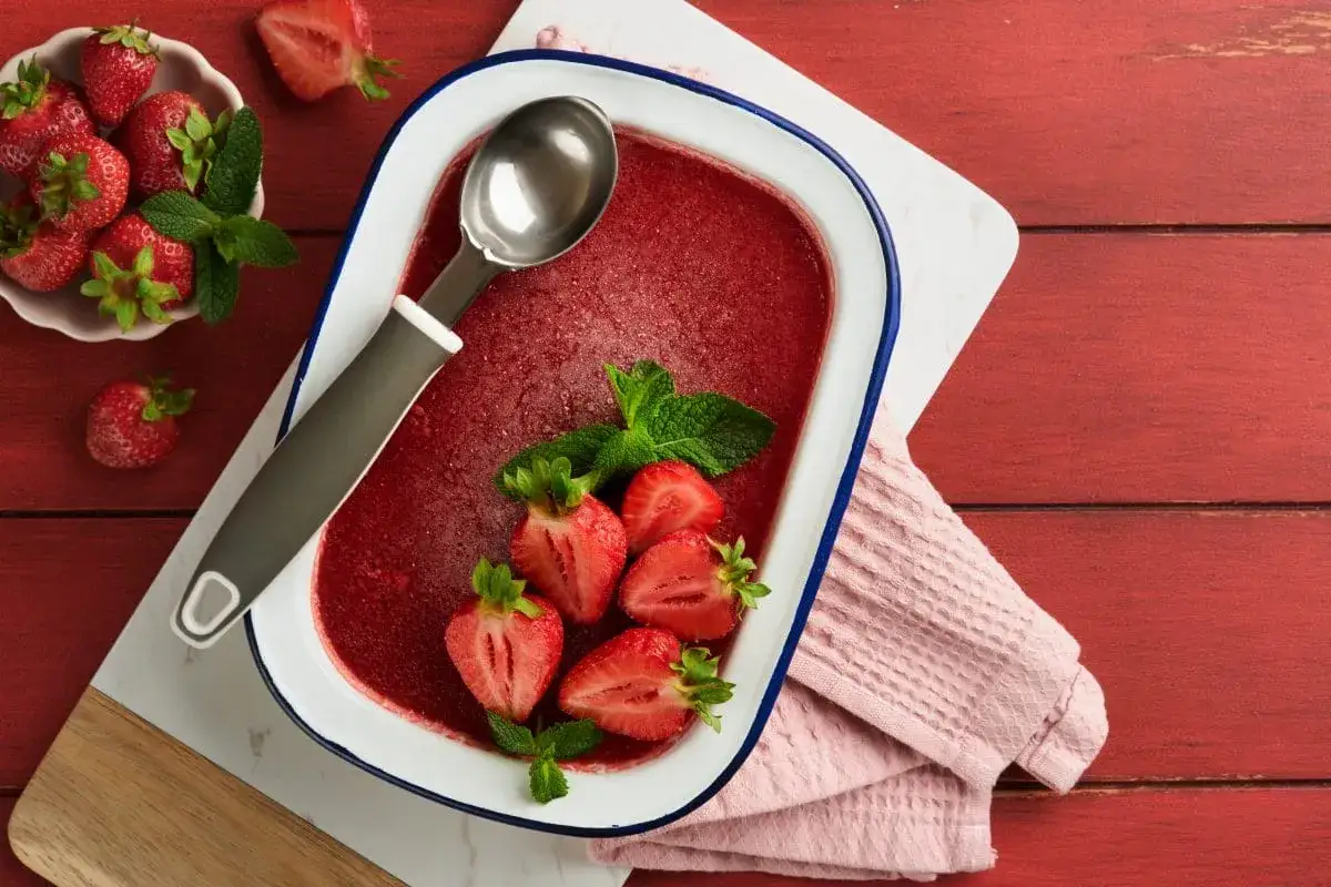 Domowy sorbet truskawkowy w misce