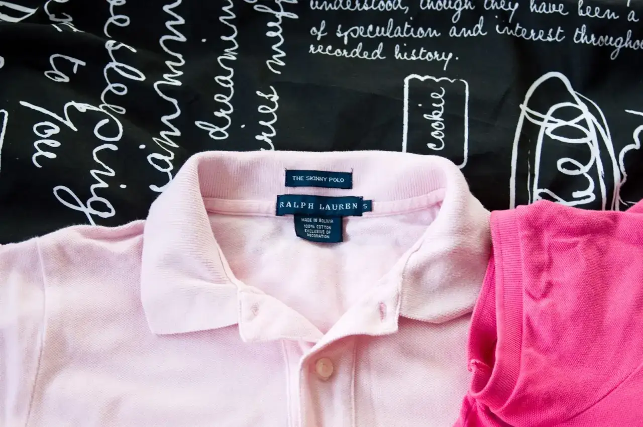 R&oacute;żowa koszulka polo Ralph Lauren - podr&oacute;bka vs oryginał. Detale metki i materiału.